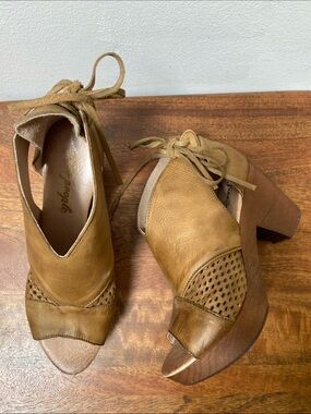 Free People Revolver Tan Leather Peep-Toe Lace-Up Clog